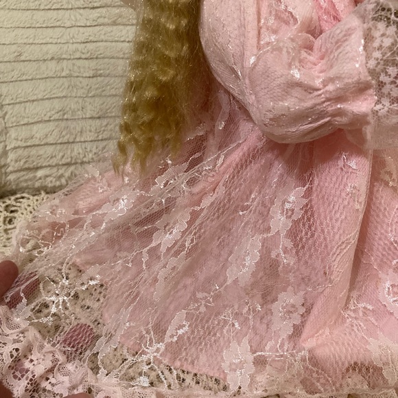 Vintage Praying Porcelain Girl Doll - Pink Gown, Kneeling, Rosary - Picture 6 of 13